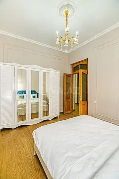 Satılır 5 otaqlı mənzil 180 m²