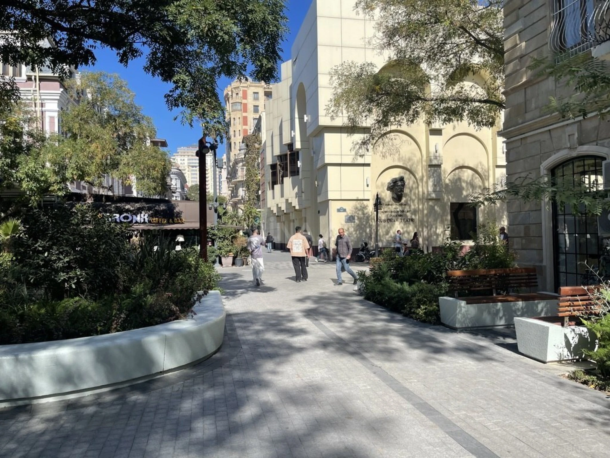 Satılır 5 otaqlı mənzil 180 m²