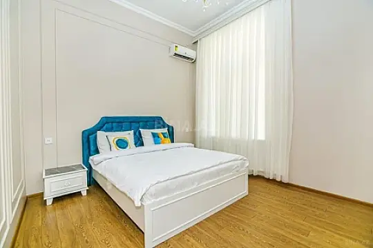 Satılır 5 otaqlı mənzil 180 m²