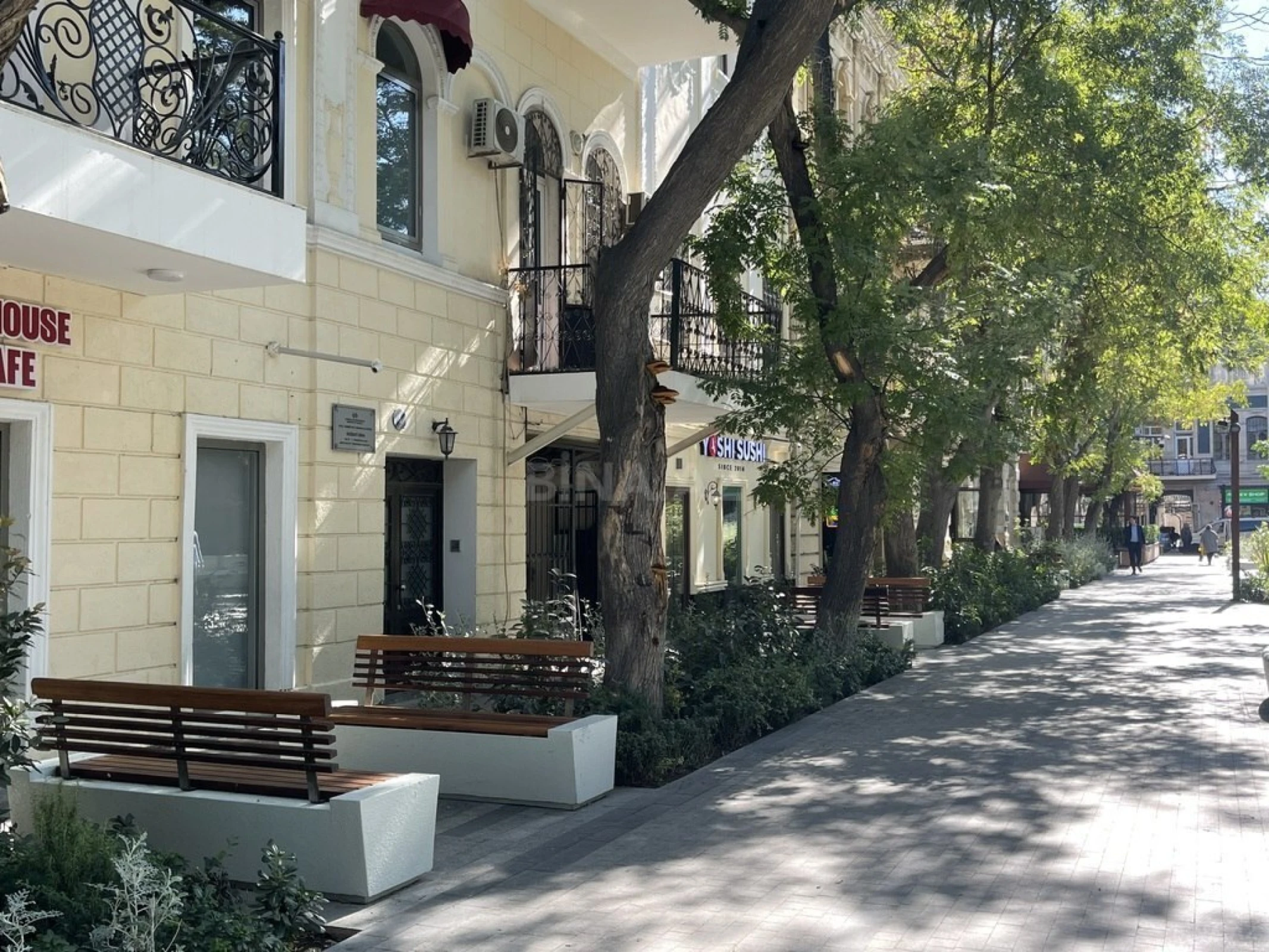 Satılır 5 otaqlı mənzil 180 m²
