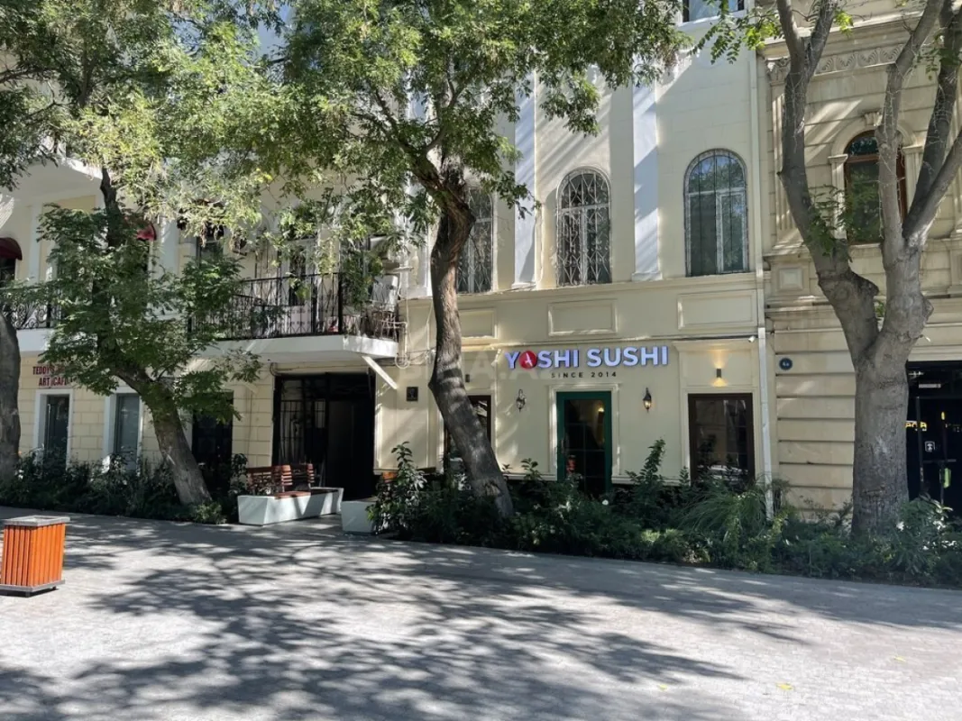 Satılır 5 otaqlı mənzil 180 m²