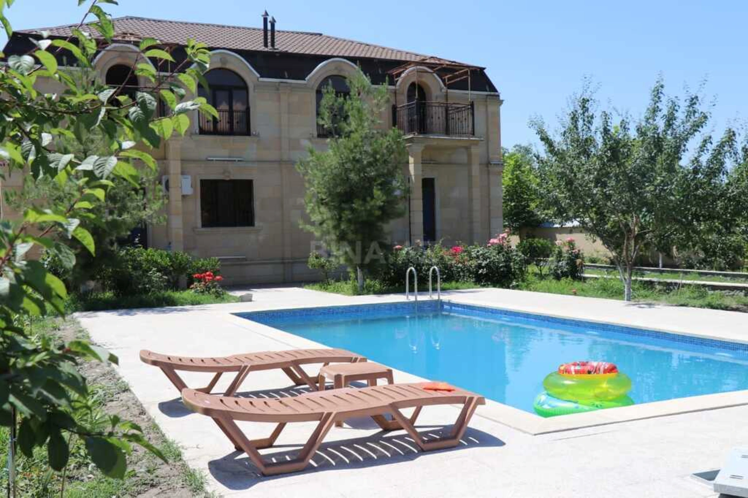 Satılır 8 otaqlı həyət evi 267 m²