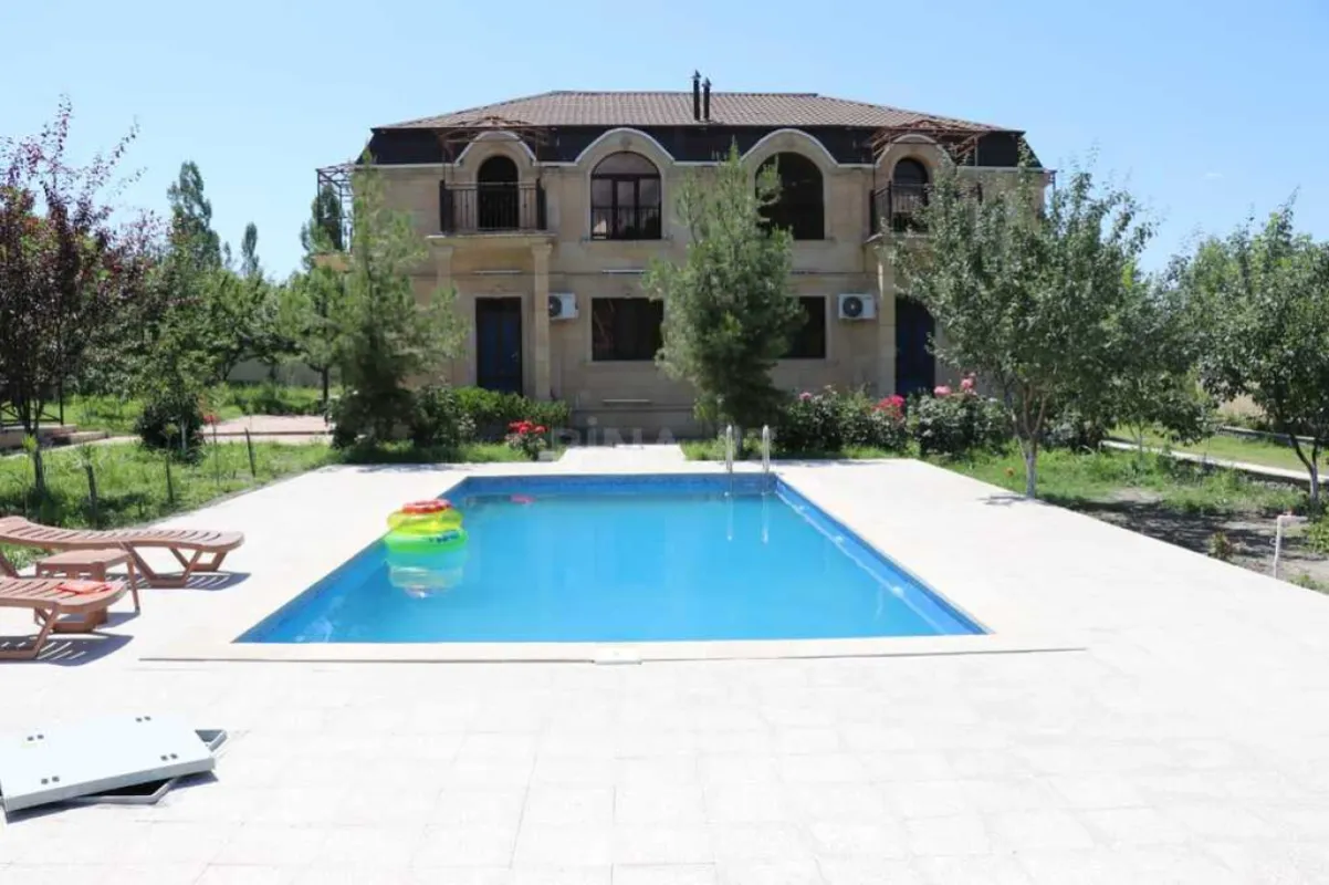 Satılır 8 otaqlı həyət evi 267 m²