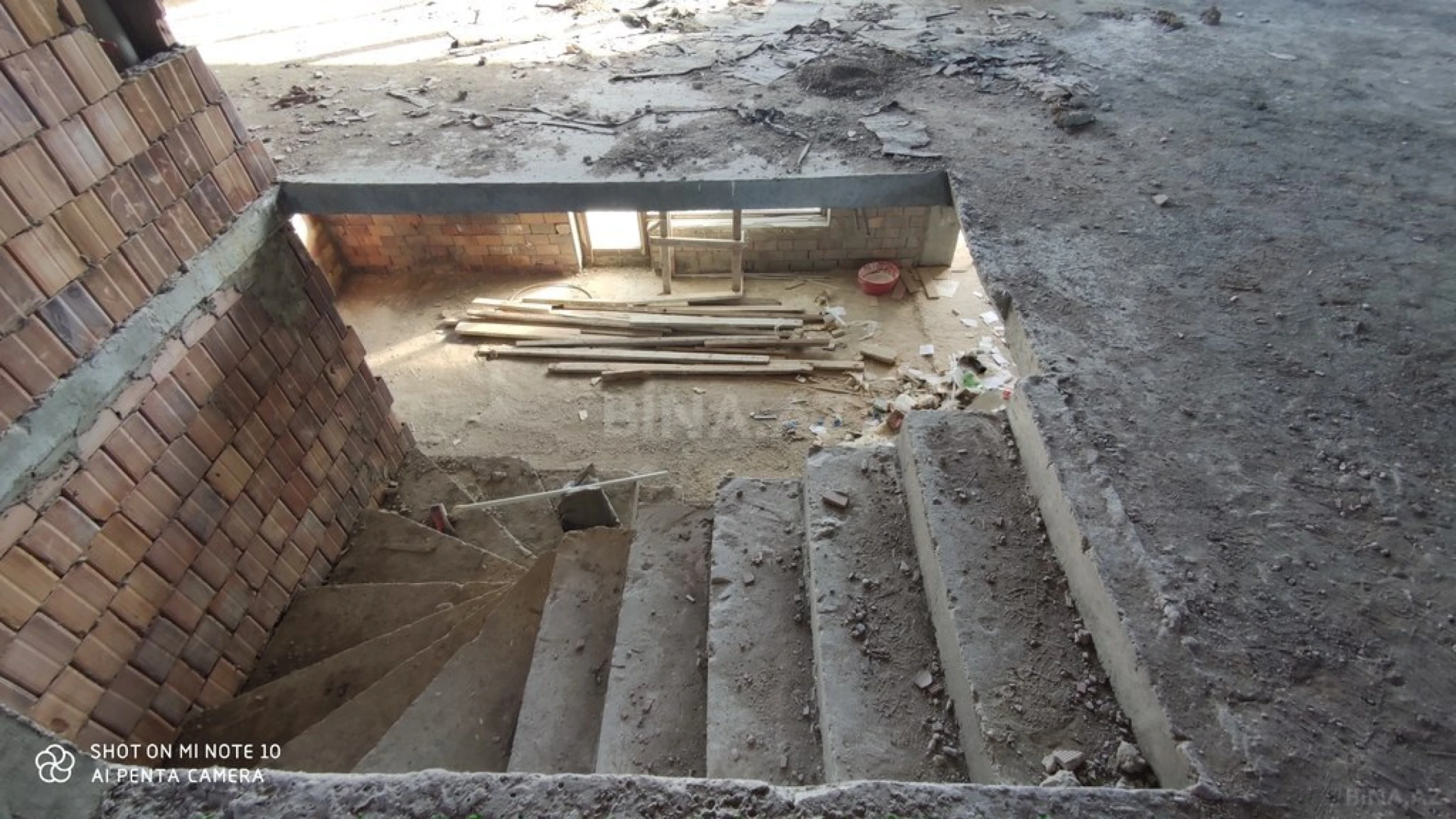 Satılır 5 otaqlı mənzil 385 m²