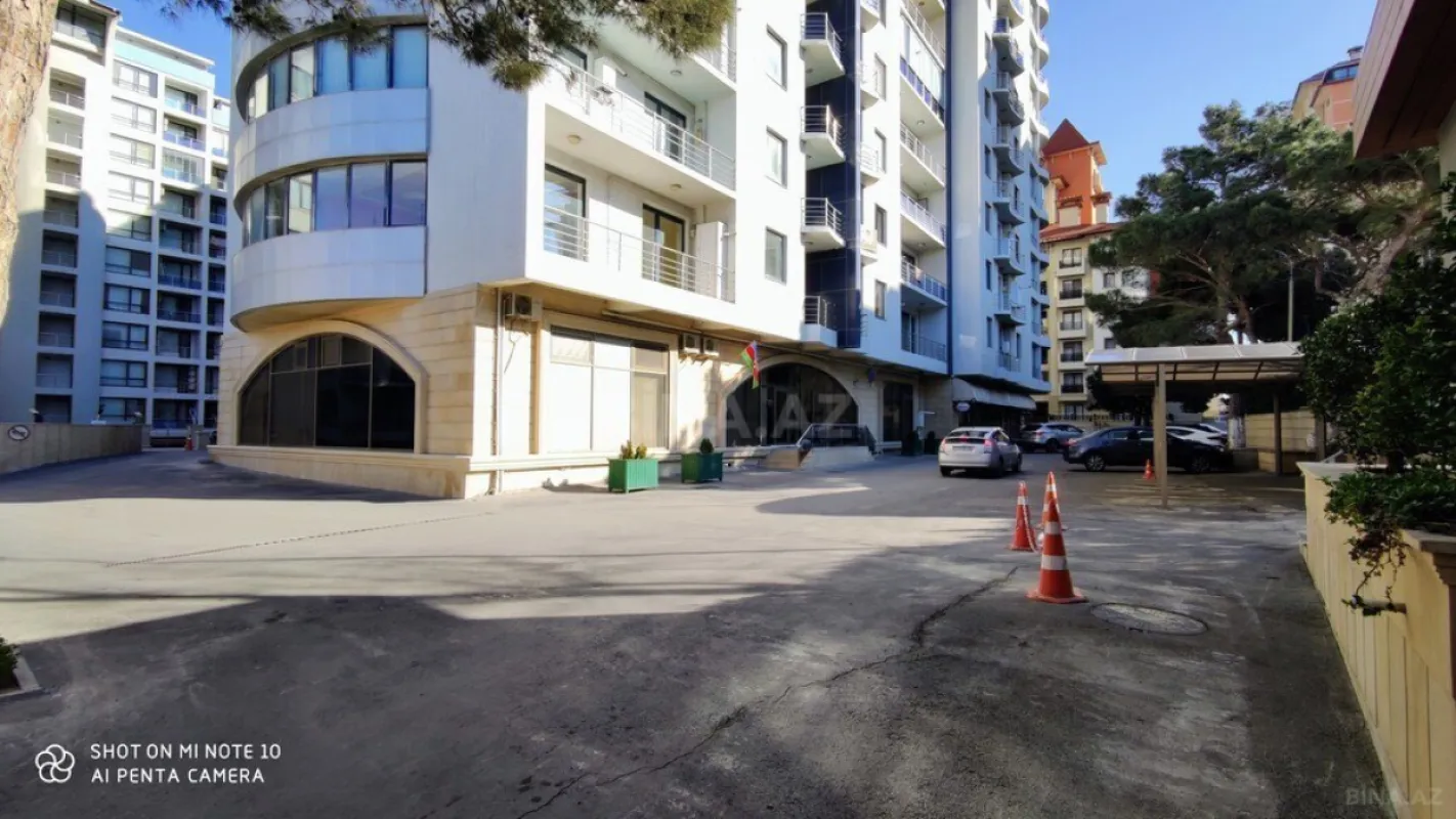 Satılır 5 otaqlı mənzil 385 m²