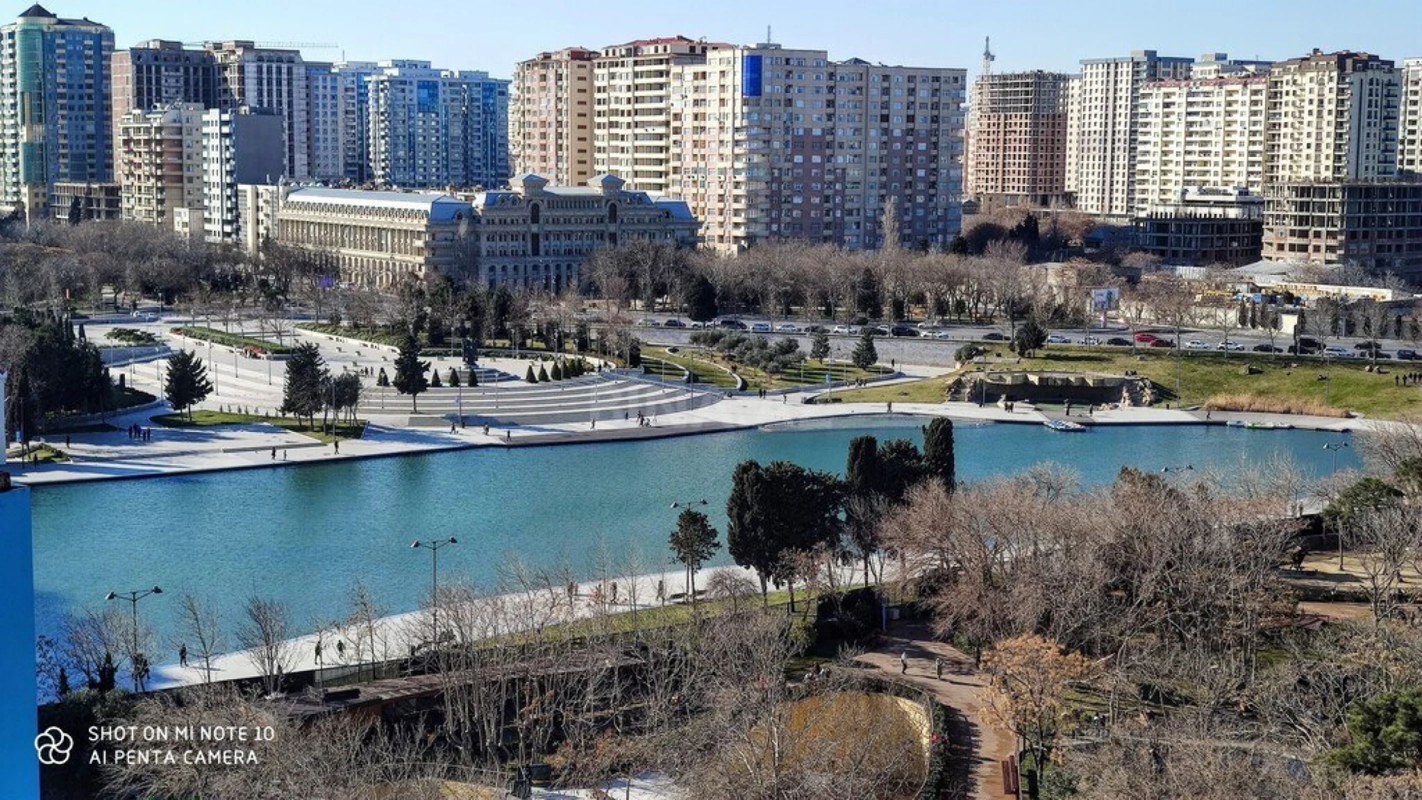 Satılır 5 otaqlı mənzil 385 m²