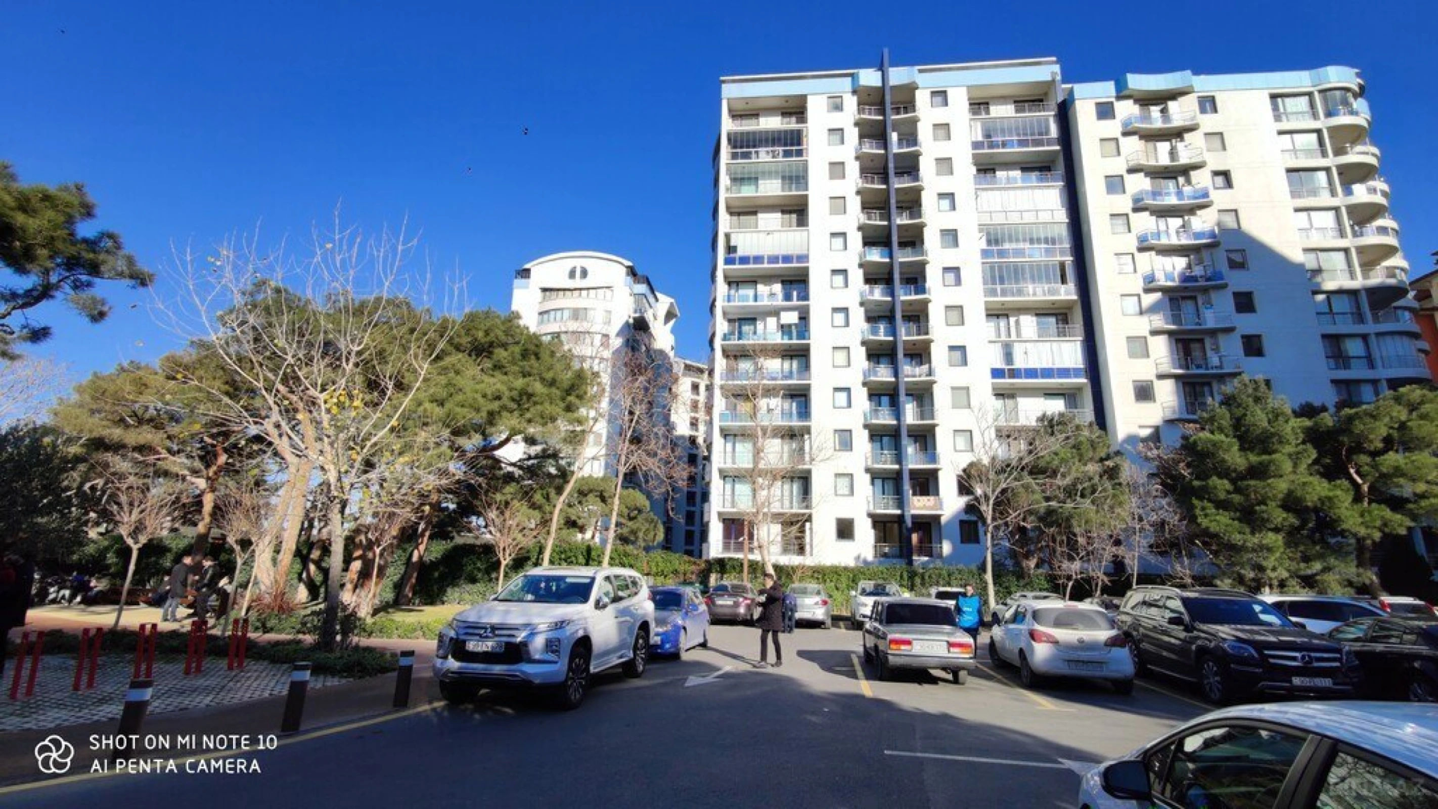 Satılır 5 otaqlı mənzil 385 m²