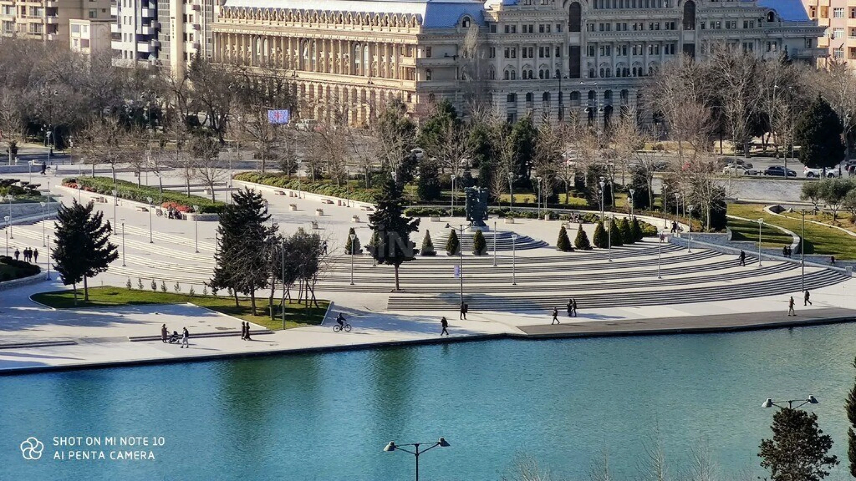 Satılır 5 otaqlı mənzil 385 m²