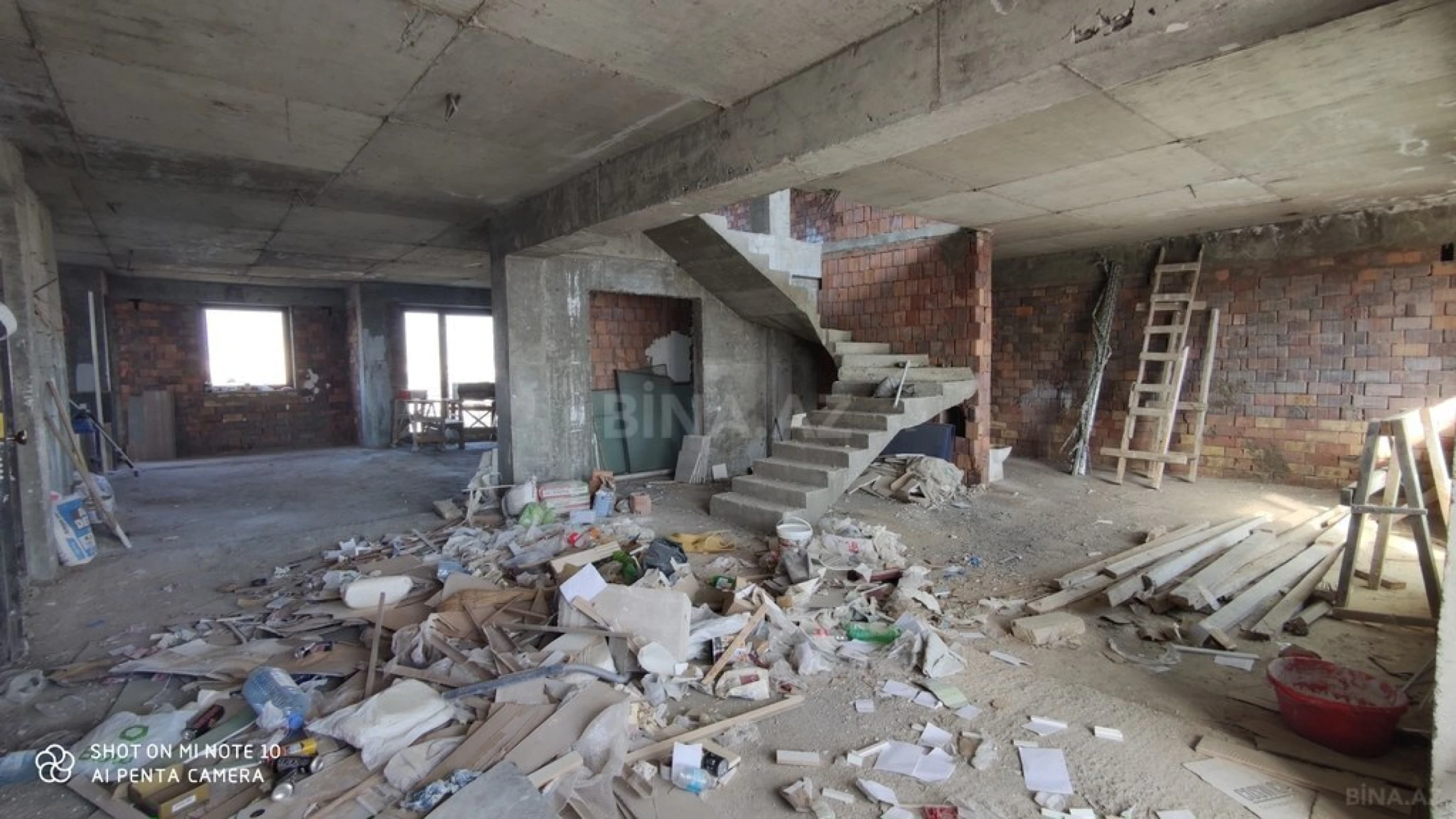 Satılır 5 otaqlı mənzil 385 m²