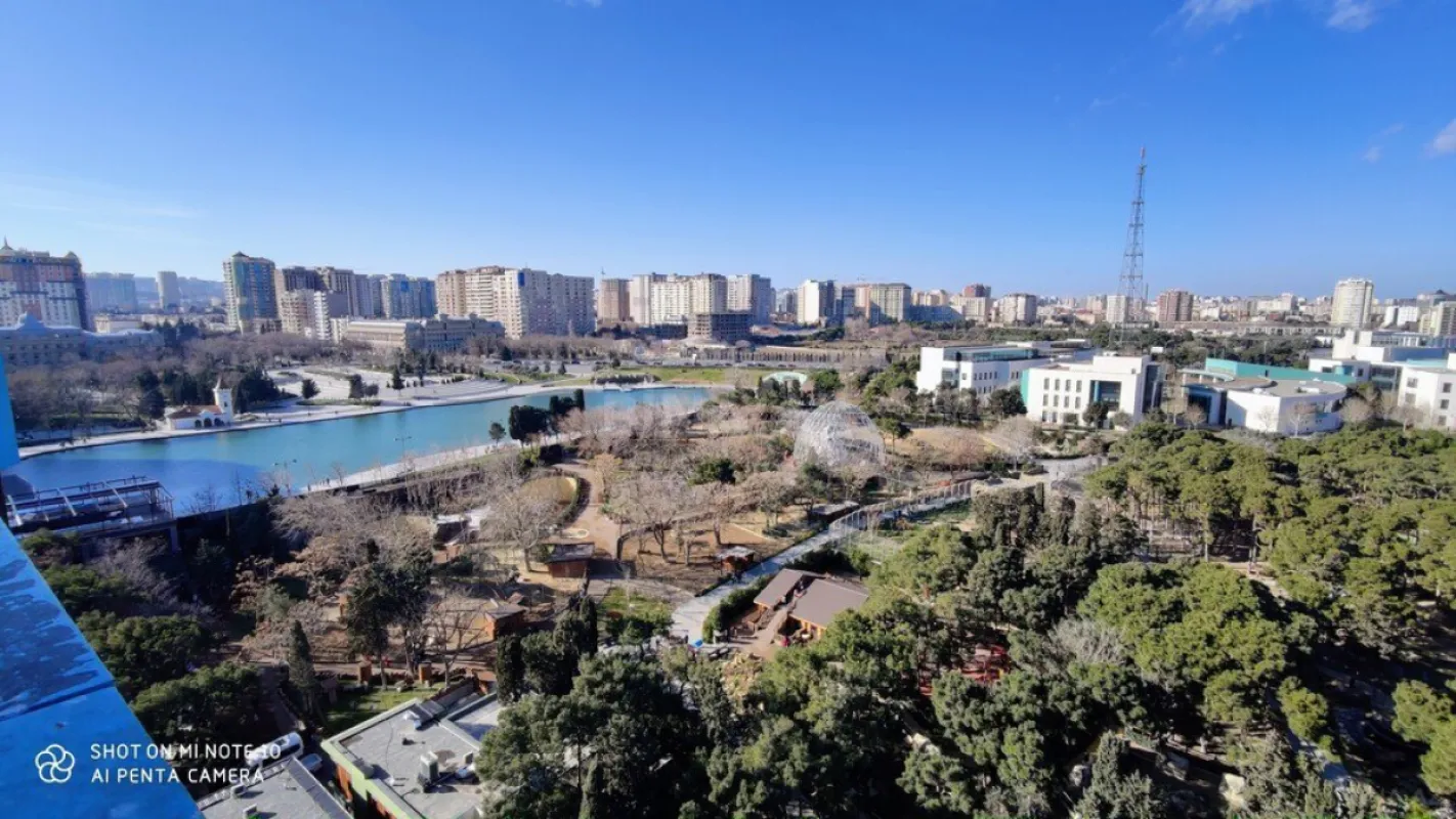 Satılır 5 otaqlı mənzil 385 m²