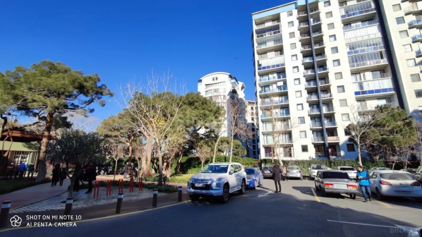 Satılır 5 otaqlı mənzil 385 m²