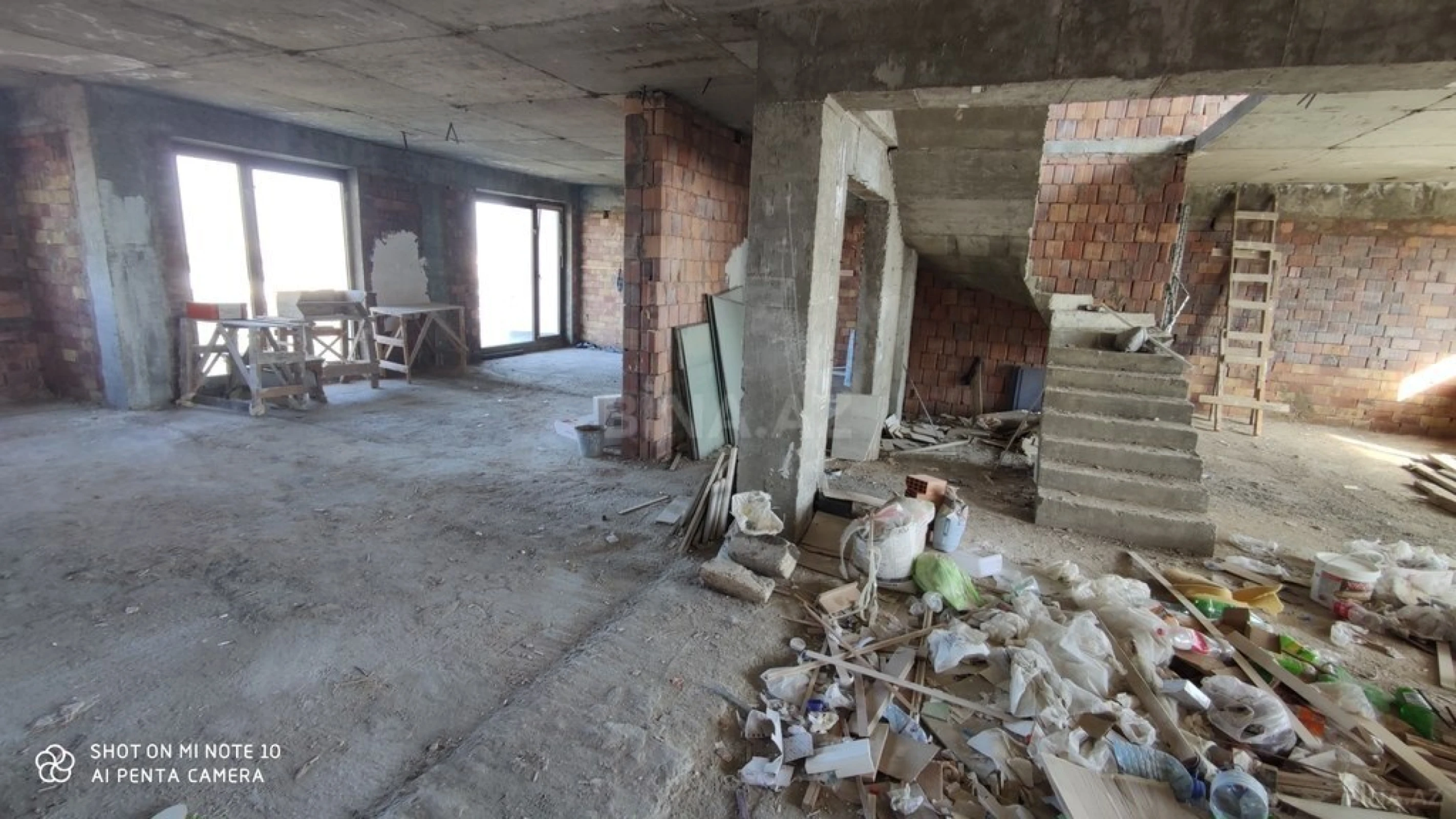 Satılır 5 otaqlı mənzil 385 m²