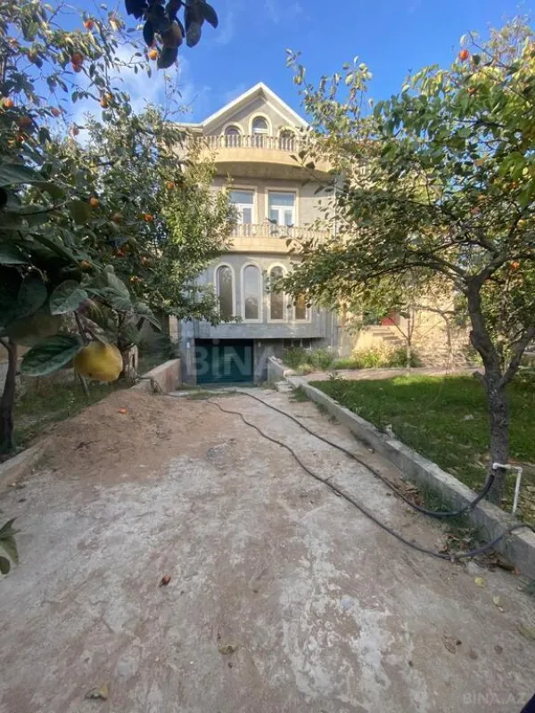 Satılır 10 otaqlı həyət evi 1348 m²