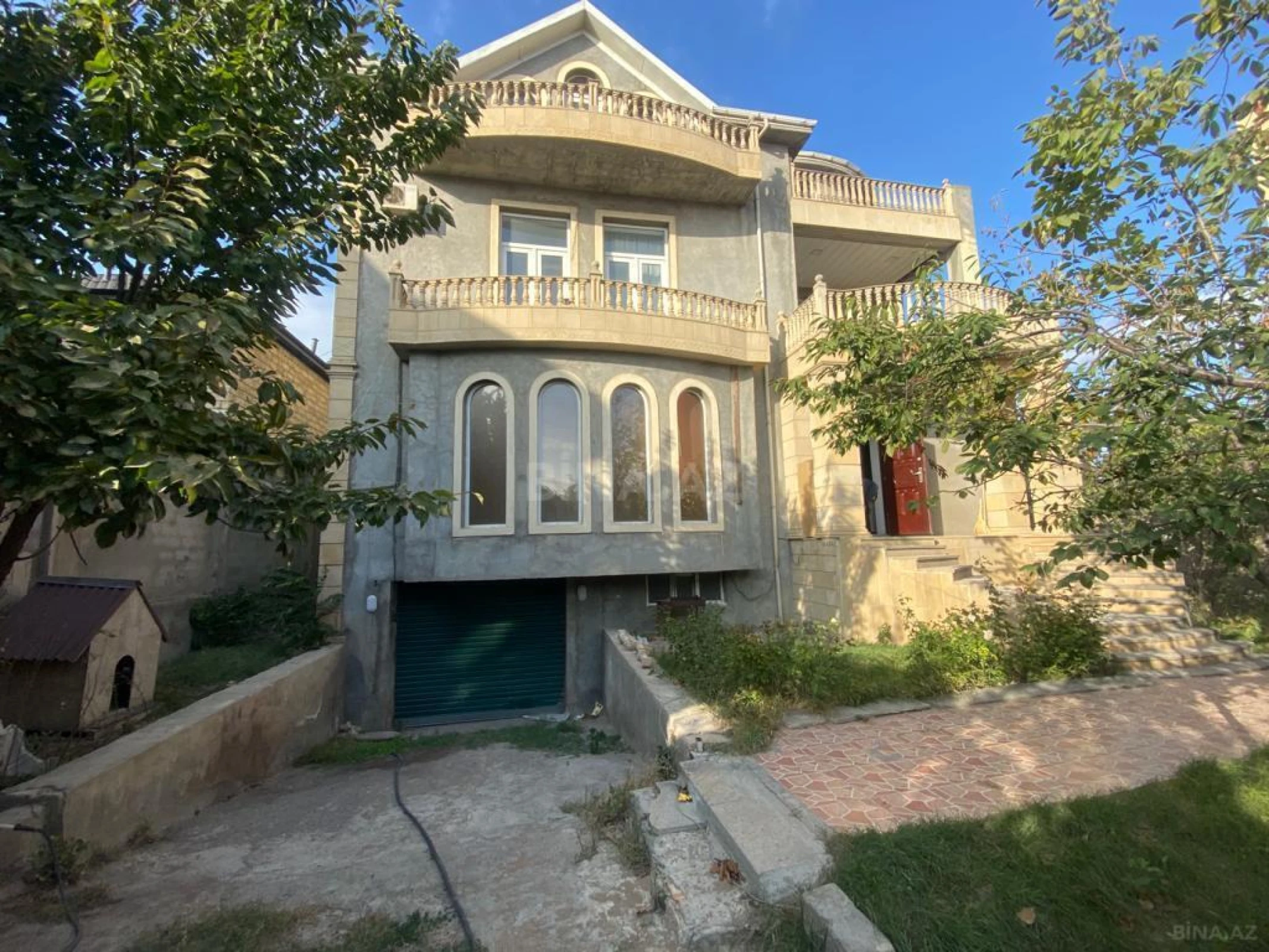 Satılır 10 otaqlı həyət evi 1348 m²