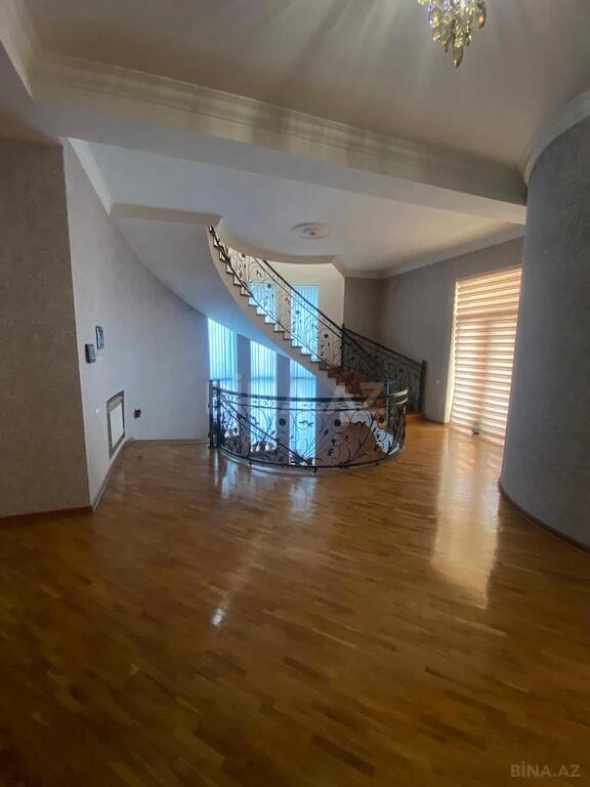Satılır 10 otaqlı həyət evi 1348 m²