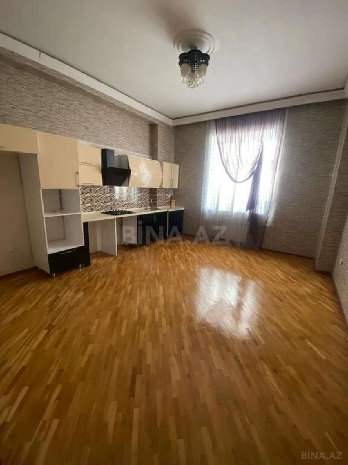 Satılır 10 otaqlı həyət evi 1348 m²