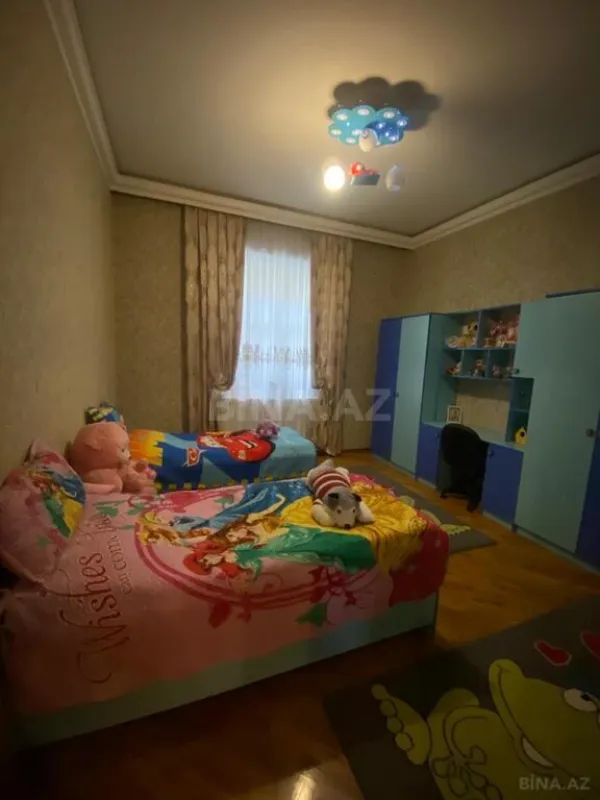 Satılır 10 otaqlı həyət evi 1348 m²