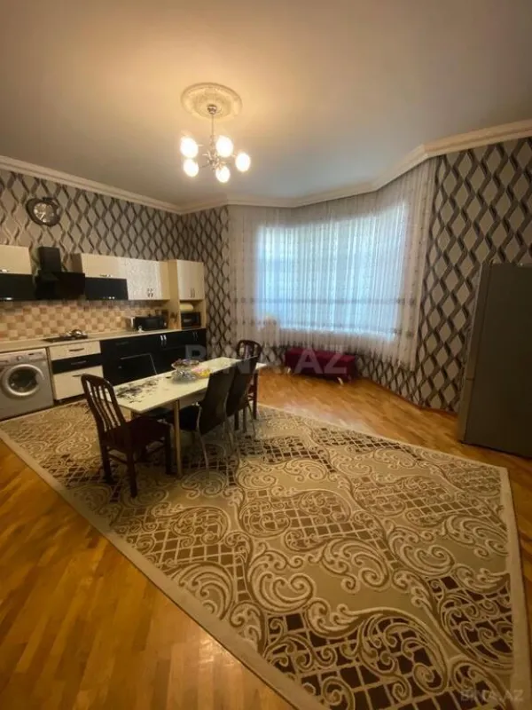 Satılır 10 otaqlı həyət evi 1348 m²