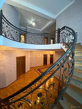 Satılır 10 otaqlı həyət evi 1348 m²