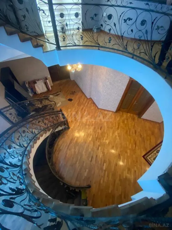 Satılır 10 otaqlı həyət evi 1348 m²