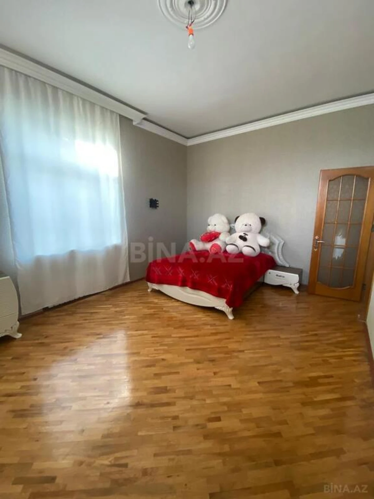 Satılır 10 otaqlı həyət evi 1348 m²