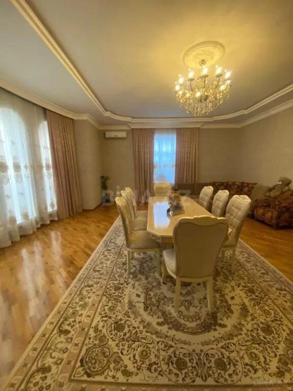 Satılır 10 otaqlı həyət evi 1348 m²