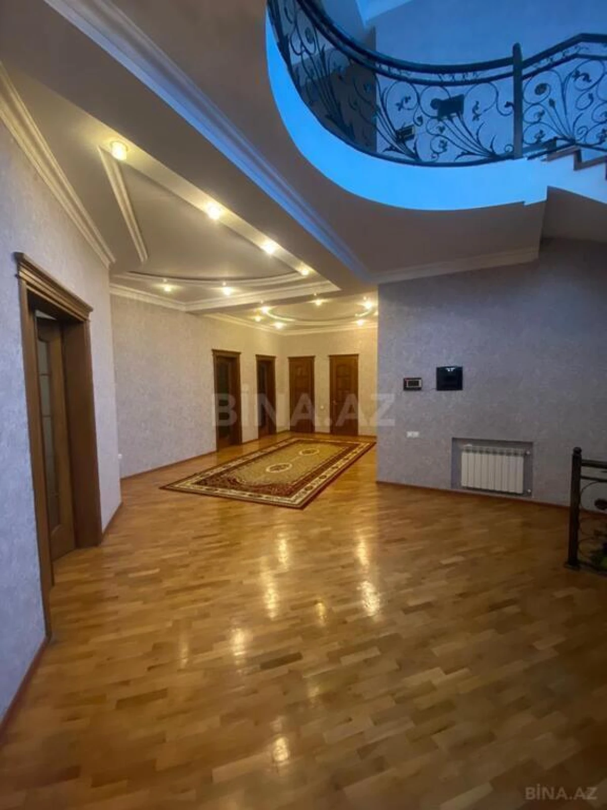 Satılır 10 otaqlı həyət evi 1348 m²