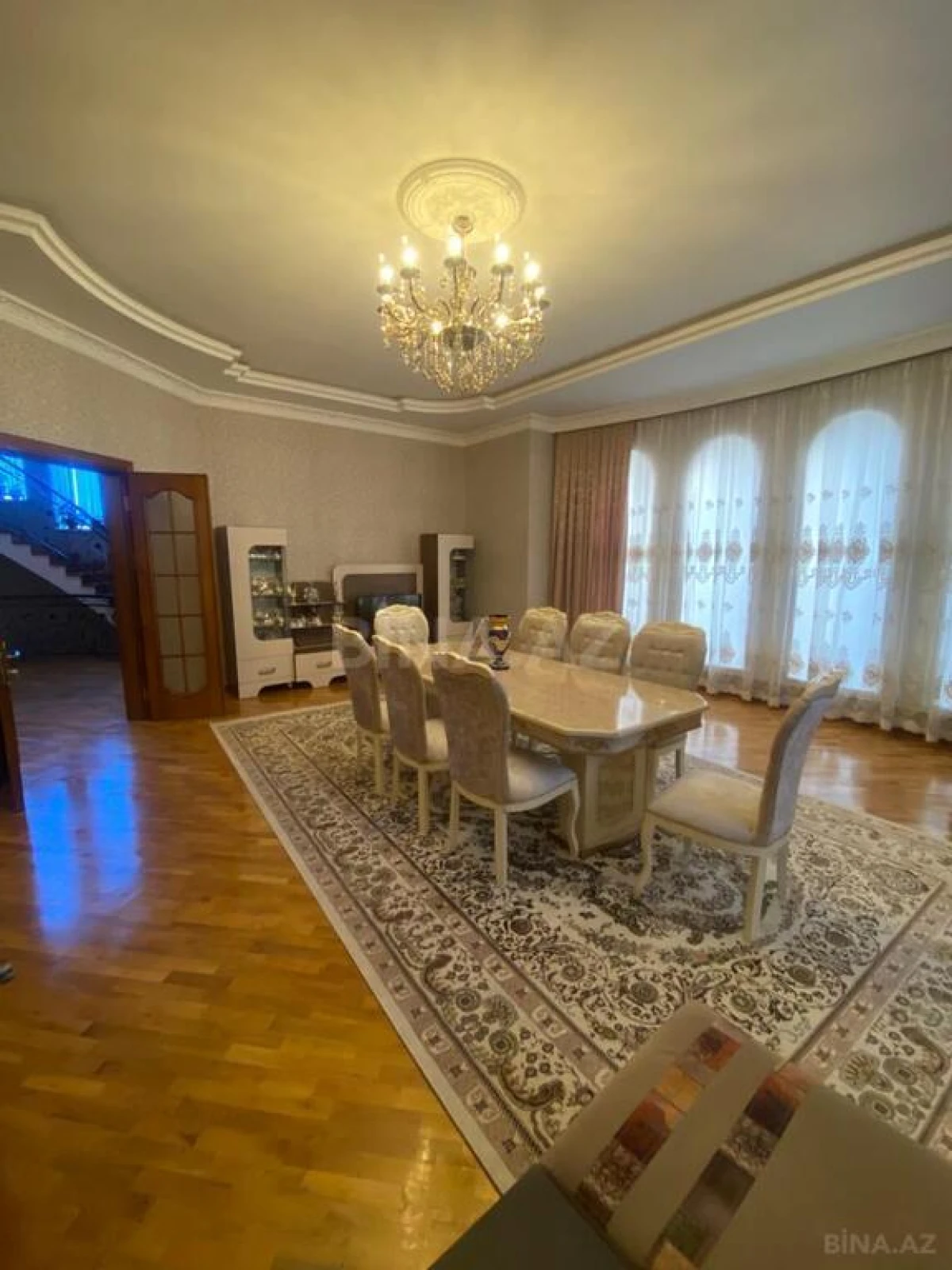 Satılır 10 otaqlı həyət evi 1348 m²