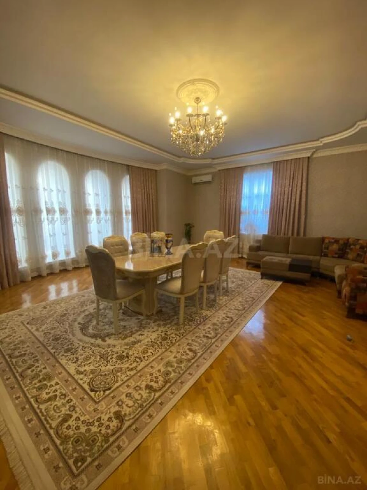 Satılır 10 otaqlı həyət evi 1348 m²