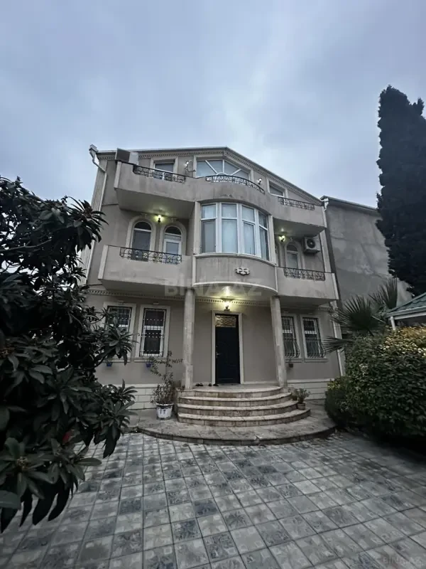 Satılır 8 otaqlı həyət evi 400 m²