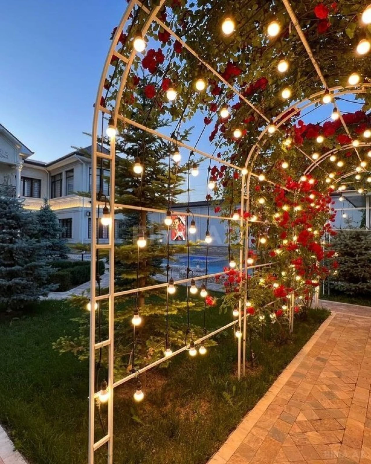 Kirayə verilir 6 otaqlı həyət evi 320 m²