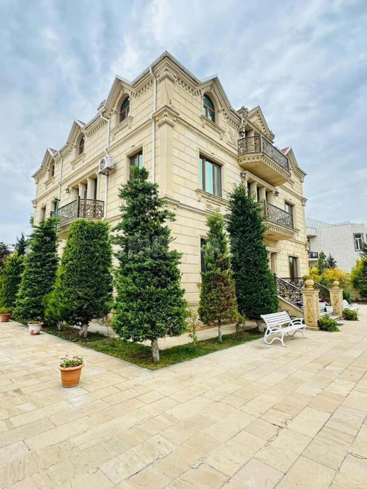 Kirayə verilir 6 otaqlı həyət evi 320 m²