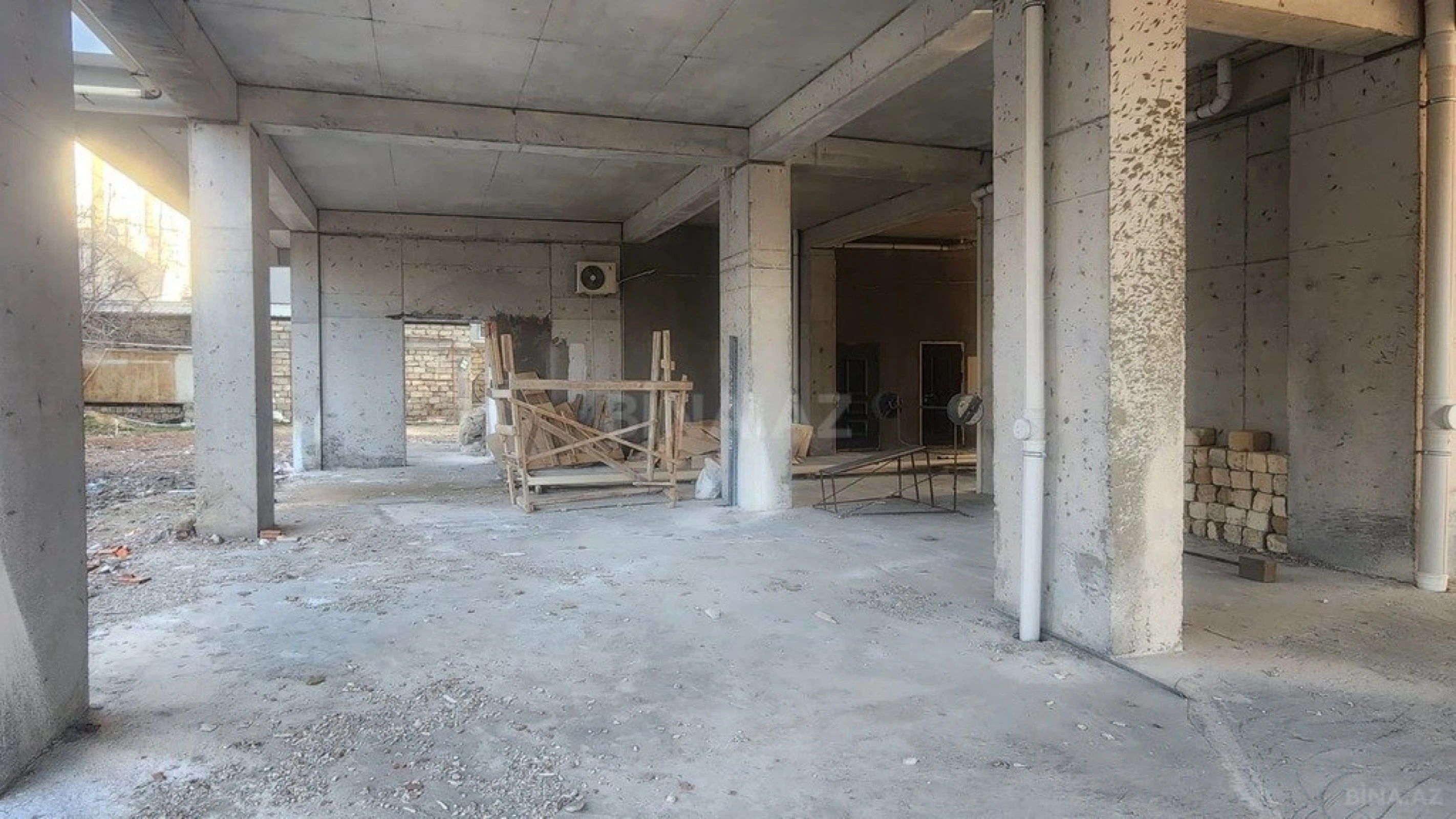 Satılır obyekt 317 m²