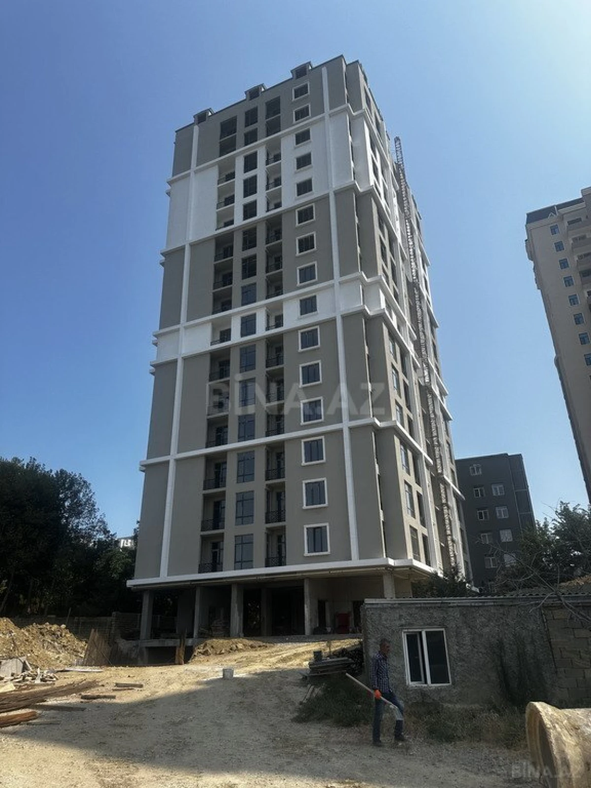 Satılır obyekt 317 m²