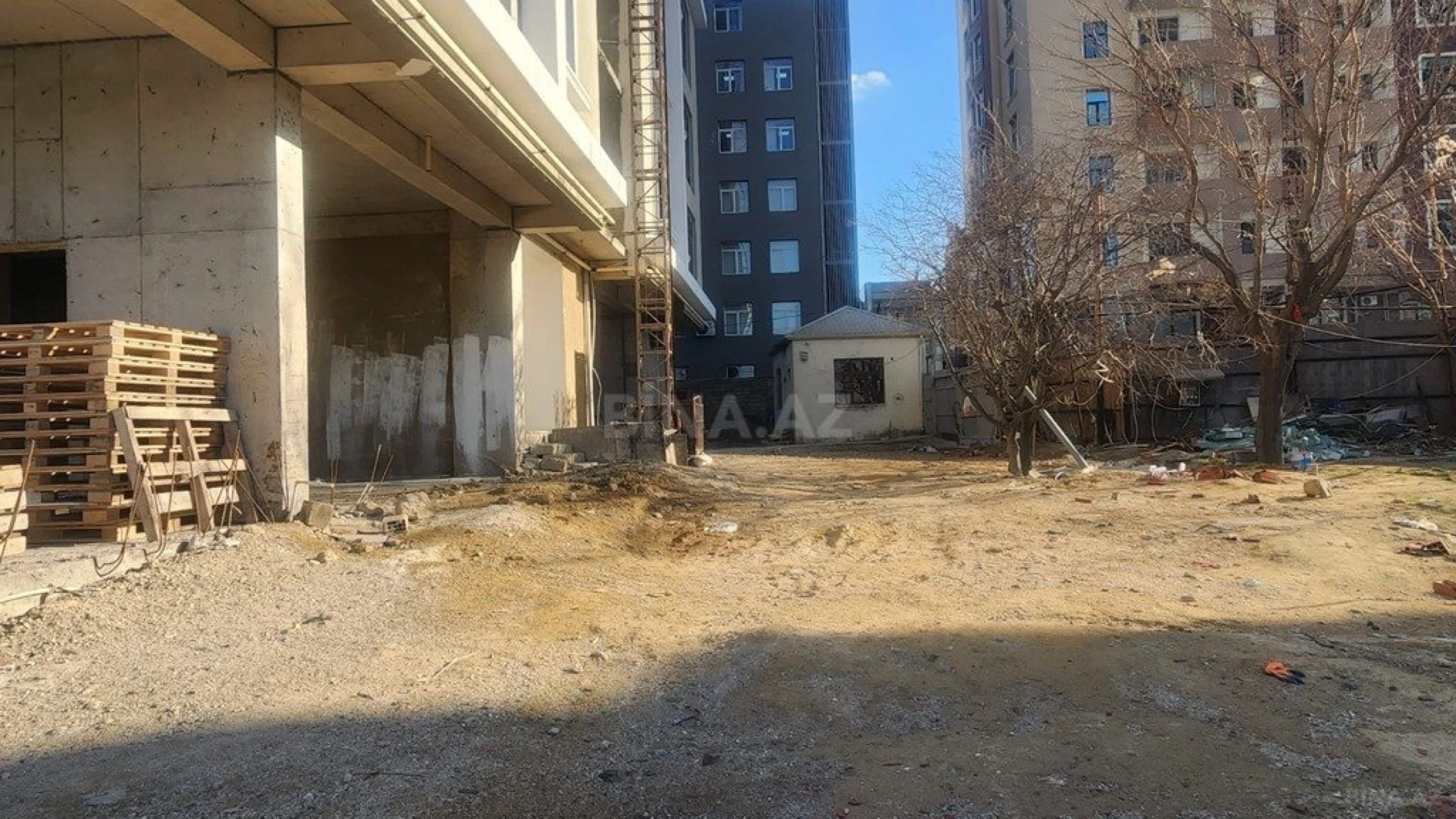 Satılır obyekt 317 m²