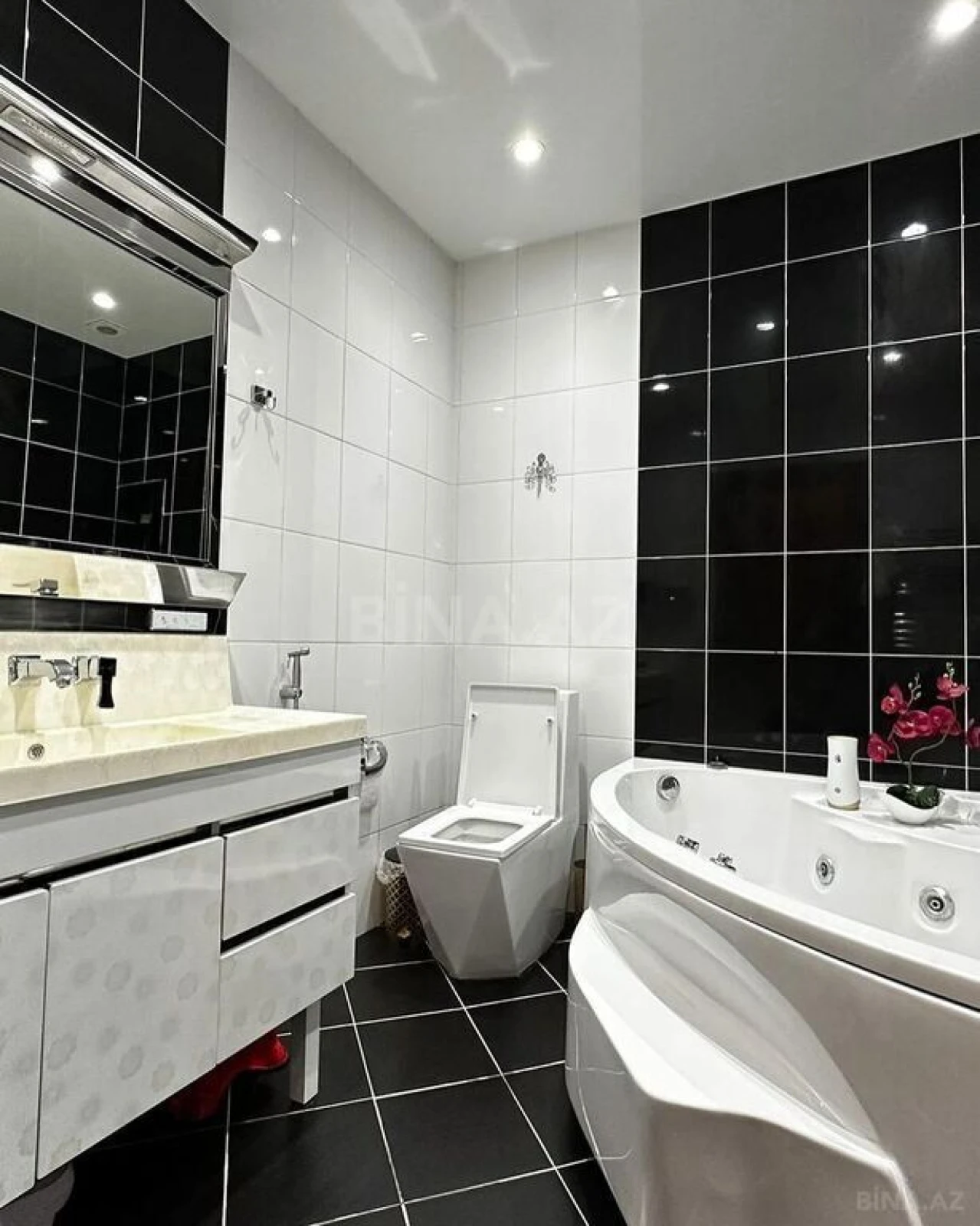 Satılır 4 otaqlı mənzil 165 m²