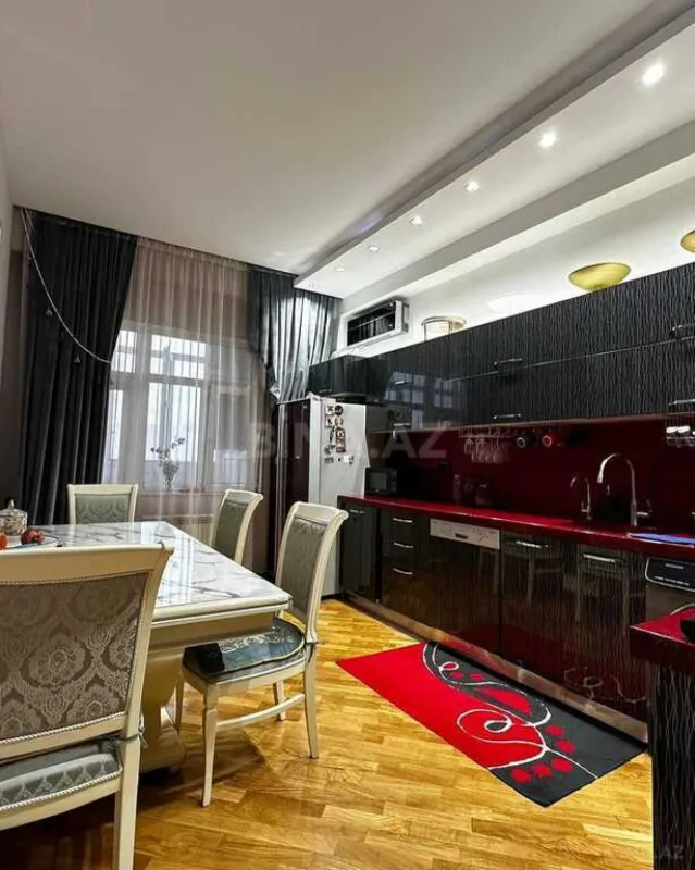 Satılır 4 otaqlı mənzil 165 m²