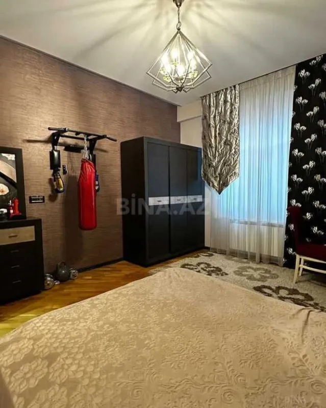 Satılır 4 otaqlı mənzil 165 m²