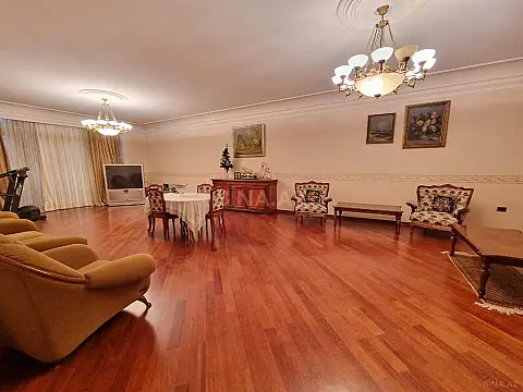 Satılır 3 otaqlı mənzil 181 m²