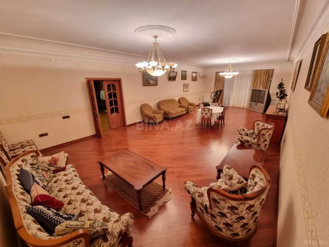Satılır 3 otaqlı mənzil 181 m²