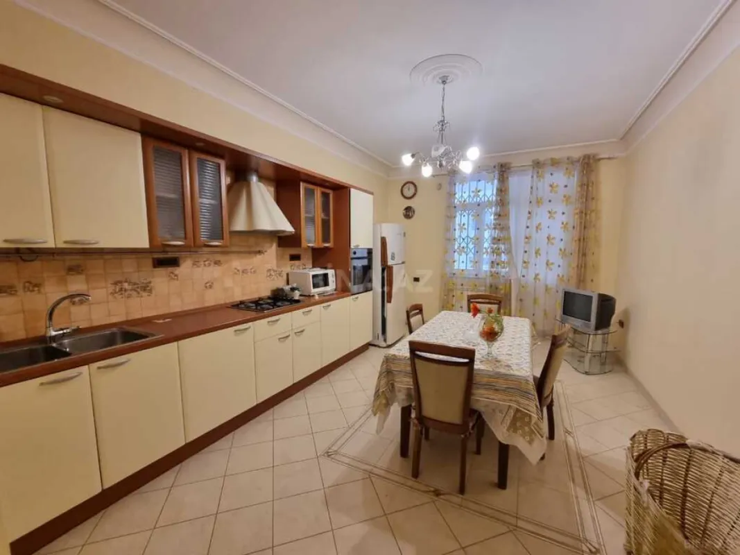Satılır 3 otaqlı mənzil 181 m²