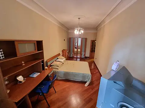 Satılır 3 otaqlı mənzil 181 m²