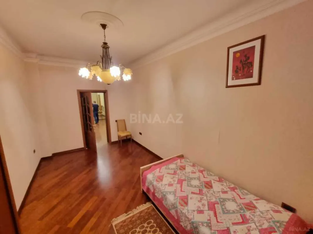 Satılır 3 otaqlı mənzil 181 m²