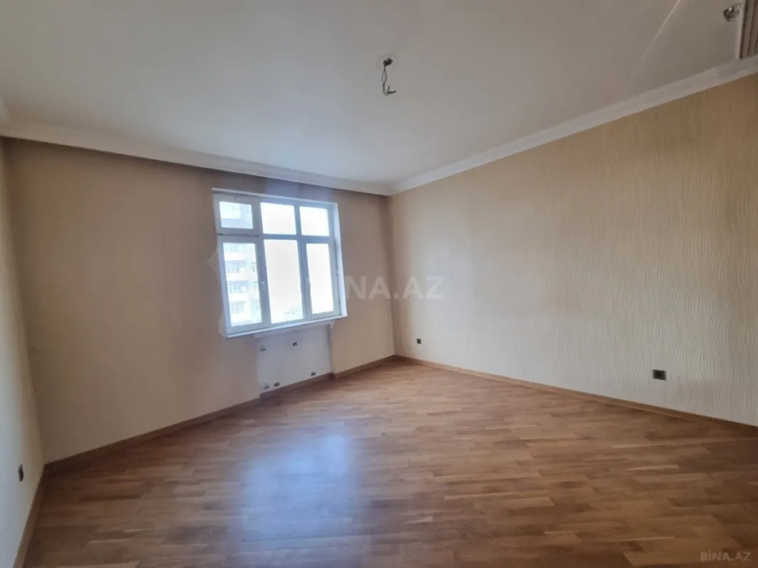 Satılır 4 otaqlı mənzil 172 m²