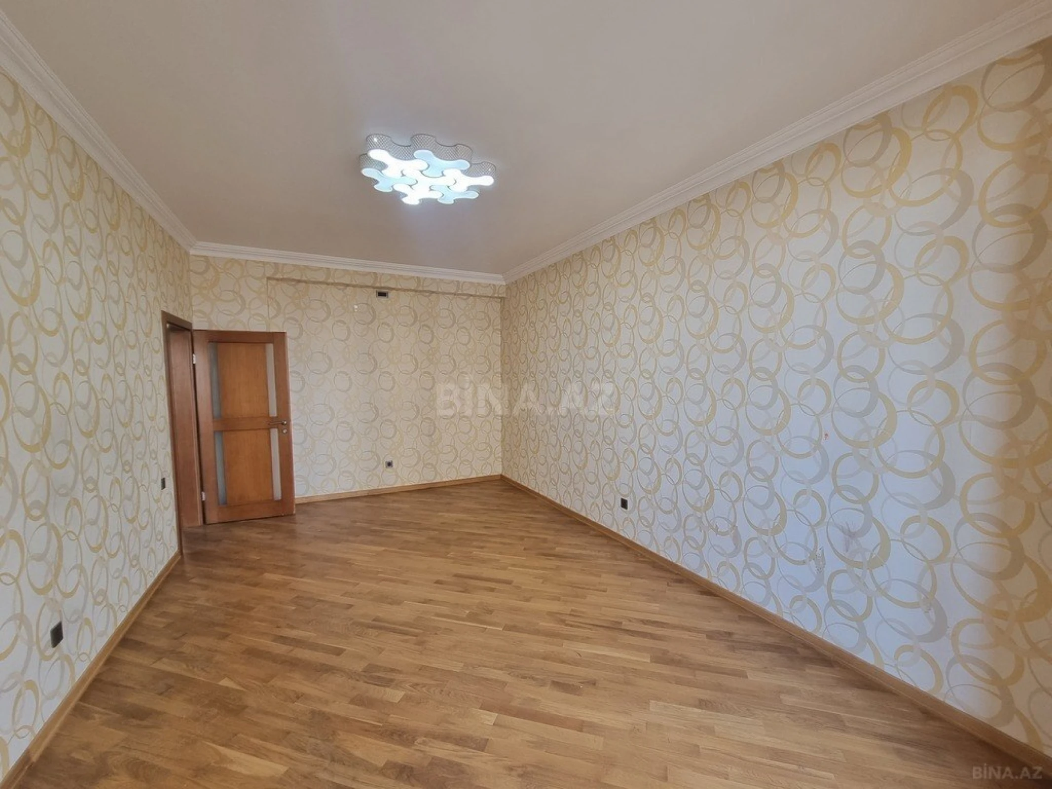 Satılır 4 otaqlı mənzil 172 m²
