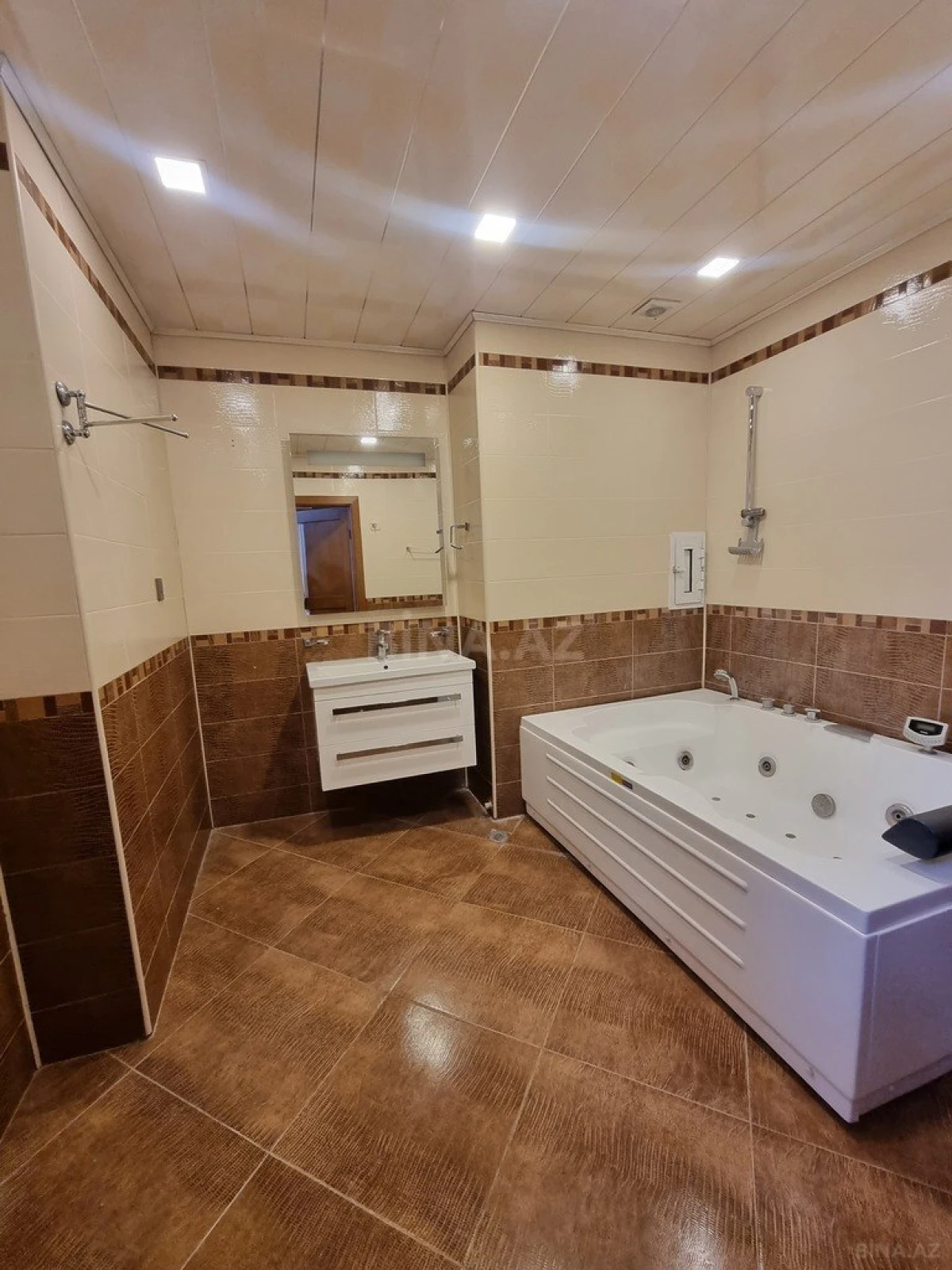 Satılır 4 otaqlı mənzil 172 m²