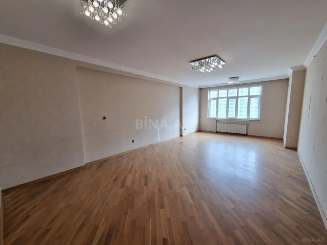 Satılır 4 otaqlı mənzil 172 m²