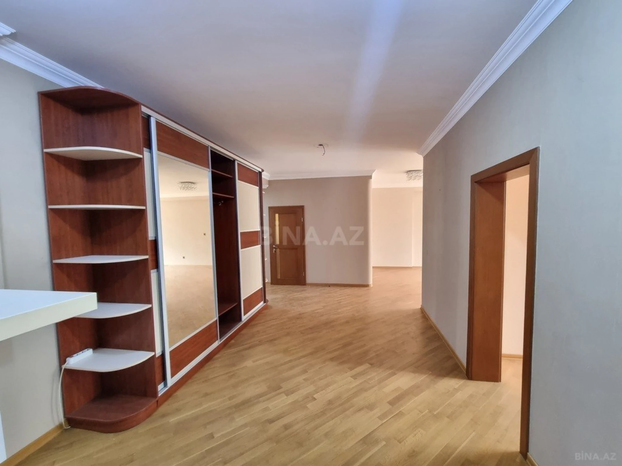 Satılır 4 otaqlı mənzil 172 m²