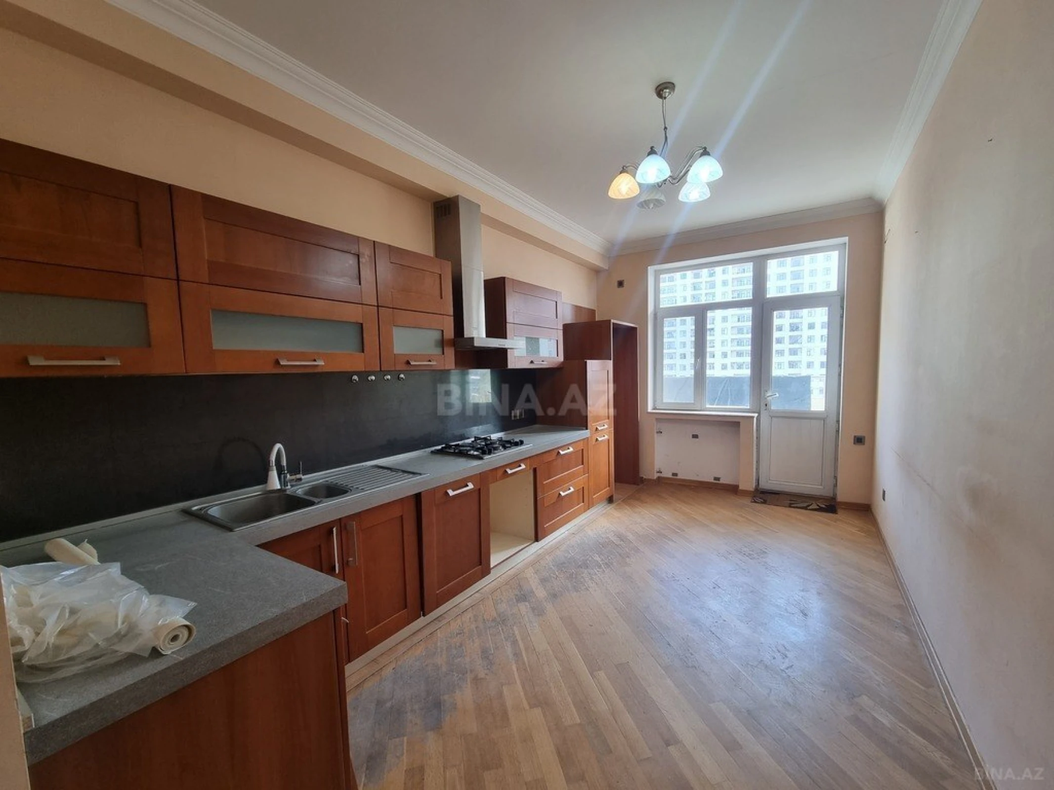 Satılır 4 otaqlı mənzil 172 m²