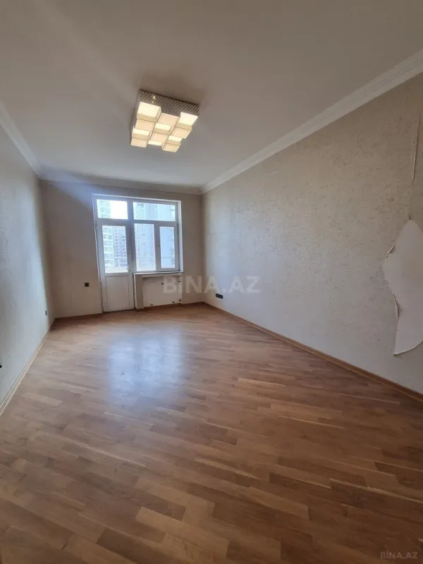 Satılır 4 otaqlı mənzil 172 m²
